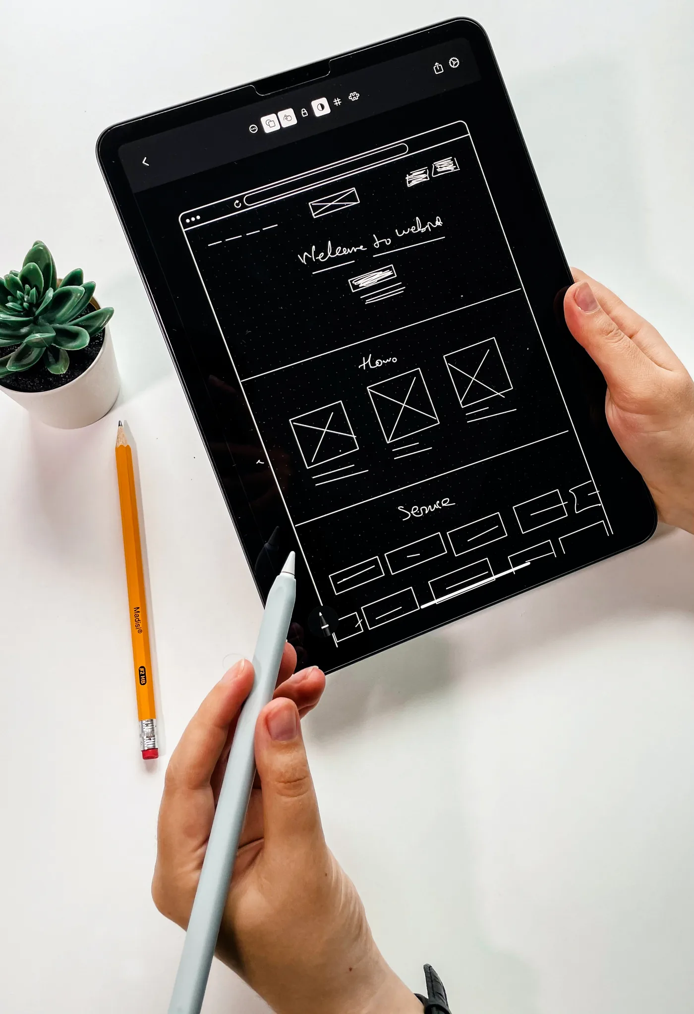 Handgetekende wireframe van een website op een tablet